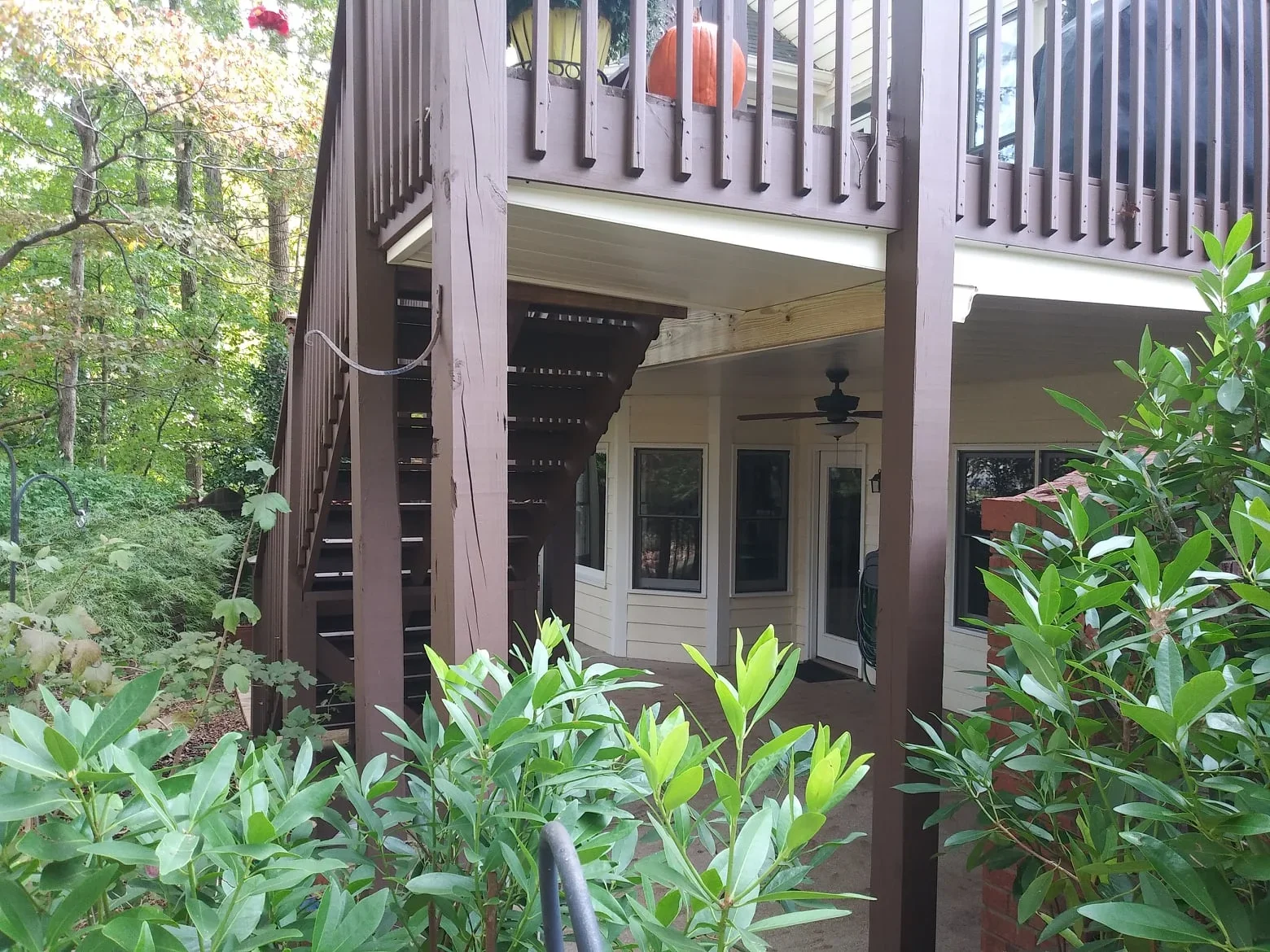 Aluminum under-deck drainage system with white soffit, guttering, and support posts